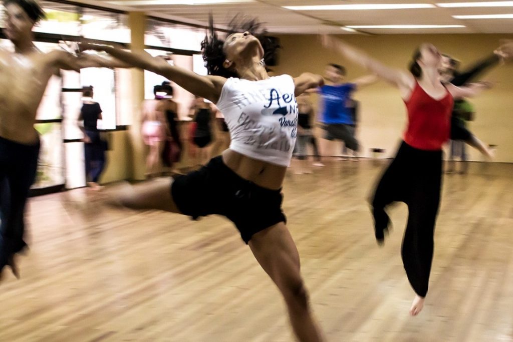 נשים רוקדות מחול בסטודיו